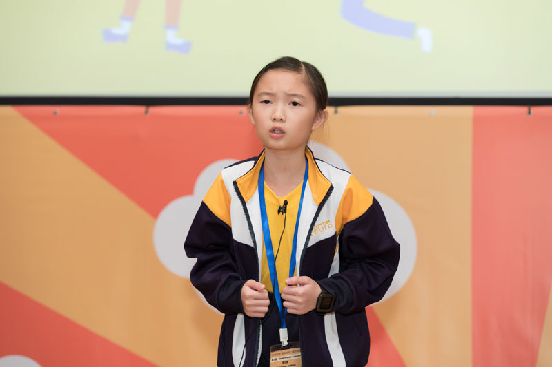 高小組決賽参賽者劉安喬小朋友眉頭微皺，雙手輕輕握著外套，十分投入。